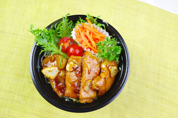 トンテキ丼