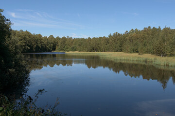 Fototapeta na wymiar Der Moorweiher (Stausee) im Roten Moor in der Rhön 