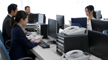 パソコンで仕事をするビジネスマン