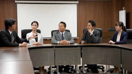 会議をするビジネスマン
