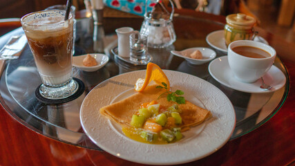 カフェで朝ご飯。美味しいクレープ。