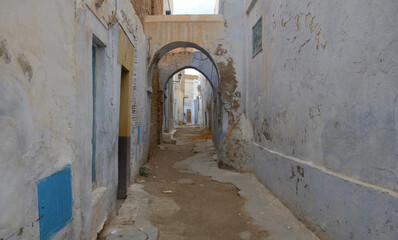 Fototapeta na wymiar Pasajes y calles de la antigua medina de kairouan, Tunez