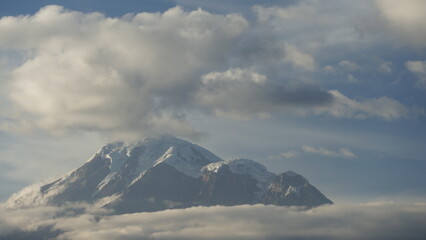 Der Chimborazo (H&ouml;he 6310 m) galt vor der Vermessung des Himalaya als der h&ouml;chste Berg der Welt. Legend&auml;r ist der Versuch der Erstbesteigung von A. v. Humboldt zusammen mit A. Bonpland und C. Mont&uacute;far