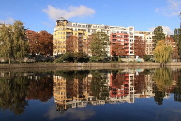 Herbst in Berlin; Spree am Moabiter Bundesratufer