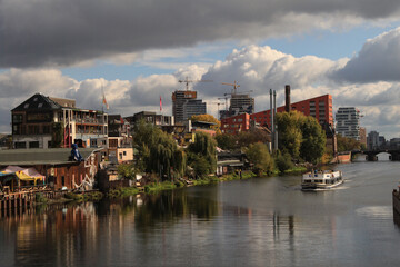 Fototapeta premium Berliner Vielfalt; Spreeufer am Holzmarkt vor den Hochhausbaustellen der Eastside