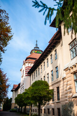 Obraz premium Vintage house facade windows old architecture