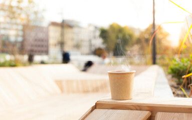 Paper cup with hot coffee in urban area.
Pappbecher mit heißem Kaffee in Stadtgebiet.