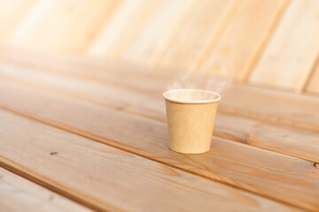 Cardboard cup on wood. Wooden Terrace.
Kartonbecher auf Holz. Holz Terrasse.