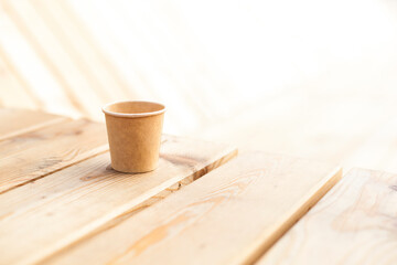 Paper cup on wood. Wooden Terrace in the Sunlight.
Pappbecher auf Holz. Holz Terrasse im...