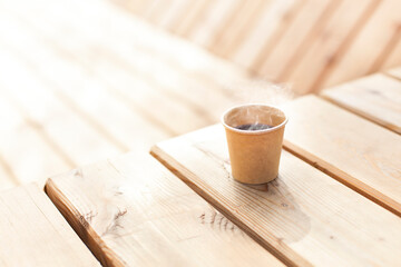 Cardboard cup mit coffee on wood. Wooden Terrace in the Sunlight.
Kartonbecher mit Kaffee auf Holz....