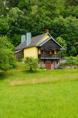 Schönes Bungalowhaus mit grüner Wiese und Balkon , Das Haus ist im Landhausstil gestaltet