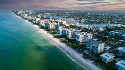 Luchtfoto van strand in Napels, Florida.