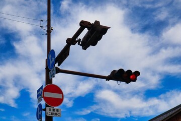 青空と進入禁止の標識と赤信号