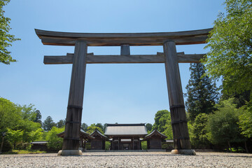 吉野神宮の大鳥居と神門