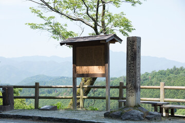 七曲り下の千本と昭憲皇太后御野立跡の石碑