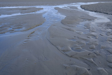 Rinnsal auf einer Sandbank bei Ebbe