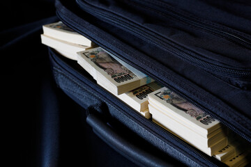 バッグに無造作に入れた札束