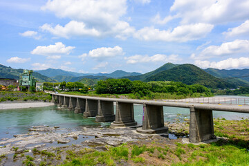 Fototapeta premium 高知県仁淀川にかかる沈下橋（中仁淀沈下橋）