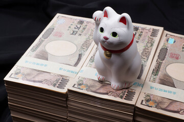 当選金の札束と招き猫の置き物