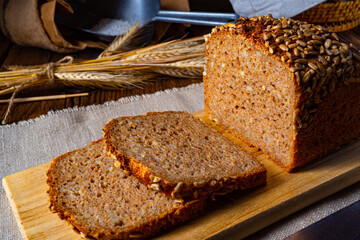 Moist wholemeal bread, crushed or ground whole grain