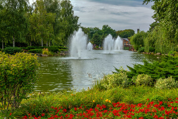 Naklejka premium Park lakes with fountains surrounded by trees. Hiking. Landscape.