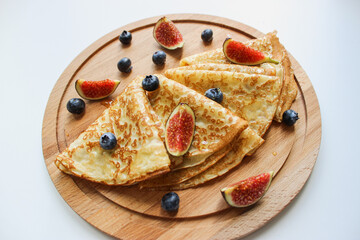 pancakes with berries