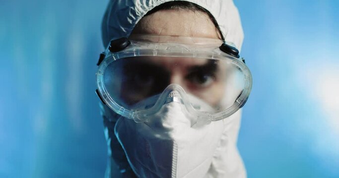 Sguardo di un medico o infermiere stanco con la tuta coronavirus o covid