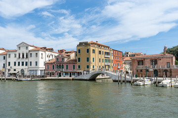 Fototapeta na wymiar Malerische Gassen und Kanäle in Venedig