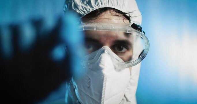 Medico con tuta covid fa il tampone alla telecamera