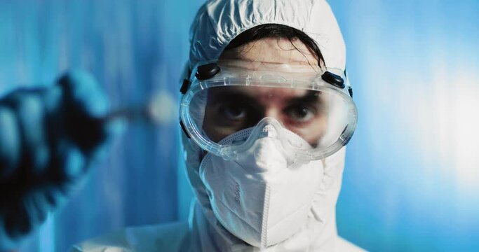 Medico con tuta covid fa il tampone alla telecamera