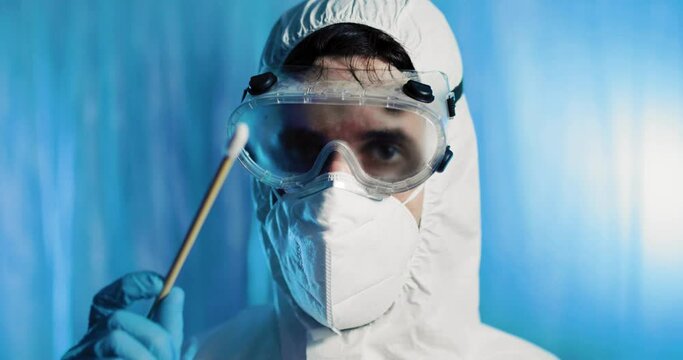 Medico con tuta covid fa il tampone alla telecamera
