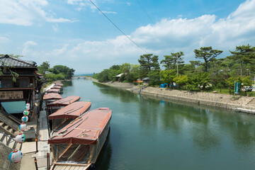 宇治川の屋形船と塔の島