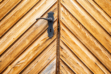 Holztor mit diagonal verlegten Brettern © Heiko Köhrer-Wagner