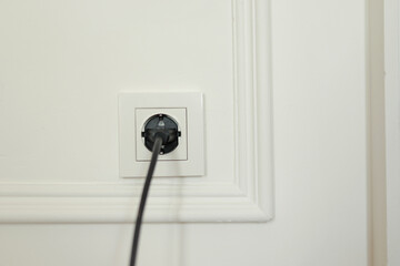 tomacorriente con cable de pared con molduras antiguas