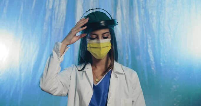 Medico o infermiera donna triste con la mascherina