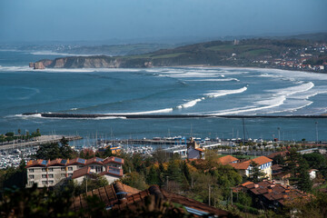 Hondarribia, Pais vasco. y vistas aereas de Hendaya, Francia. la playa con olas y  buen tiempo 