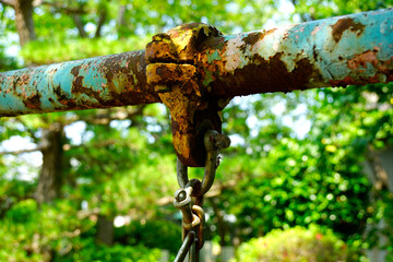 公園の老朽化したブランコの鉄パイプ