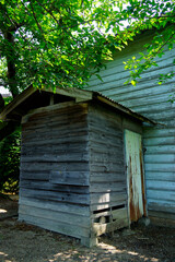 老朽化した板張りの物置小屋