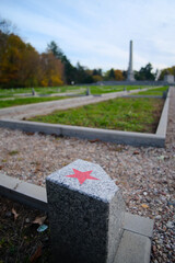 Czerwona gwiazda. Groby na Radzieckim cmentarzu wojskowych w  Warszawie w Polsce. © Rafal