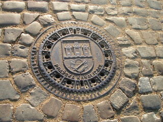 Prague, CZECH REPUBLIC - juni, 2011: Beautiful metal sewer hatch