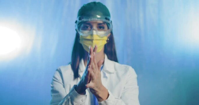 Medico donna fa vedere come igenizzare le mani.