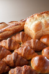 パンのバリエーション（食パン、フランスパン、ロールパン、クロワッサン）