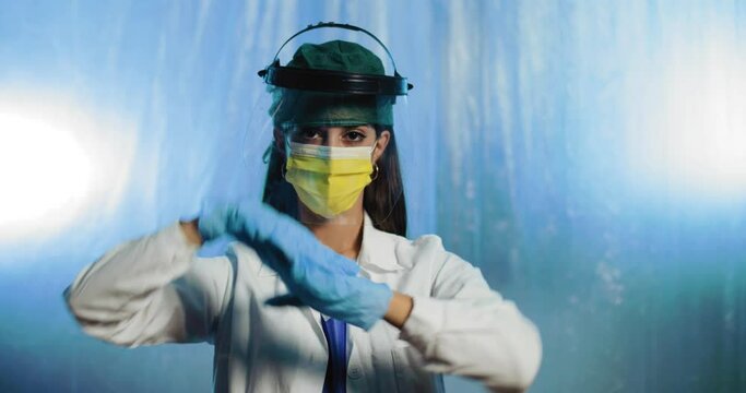 Medico donna ballerina con divisa bianca, balla per mettere allegria ai pazienti covid.