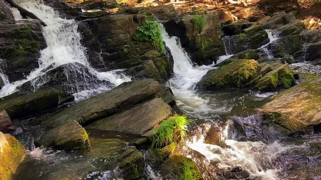 Wasserfall im Harz im Selketal mit flie&szlig;endem Wasser