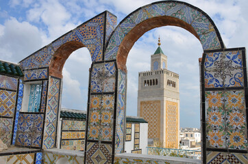 Vista sobre el minarete de la mezquite de zitouna en Tunez