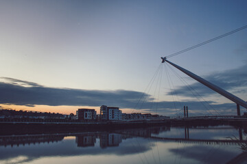 Obraz premium bridge over the river in the city at blue hour