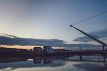 Fototapeta na wymiar bridge over the river in the city at blue hour