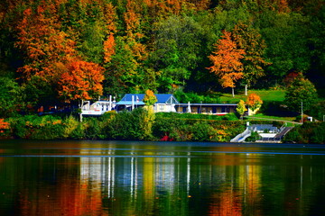 reflektierendes Pulvermaar im Herbst