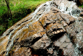 Hermosa cascada escondida dentro del bosque.