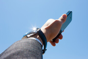 スマホを持つビジネスマン